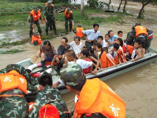 图文:安徽武警池州抗洪抢险(3)