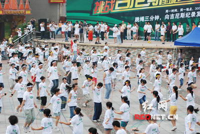 3009人一起跳绳入选吉尼斯记录(组图)_新闻中