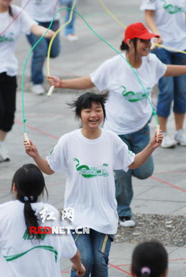 3009人一起跳绳入选吉尼斯记录(组图)_新闻中