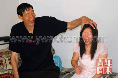 不擅镜头前表现的喜顺做出怪怪的爱抚姿势