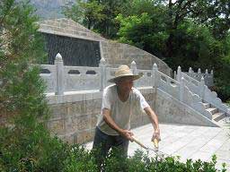 七旬老人义务守护左权将军墓18年(组图)