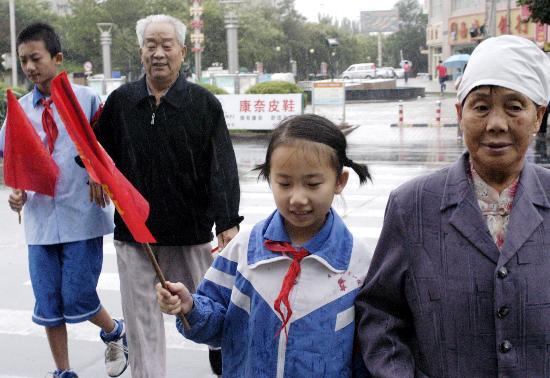 图文:新疆库尔勒市假期小协警上岗(1)