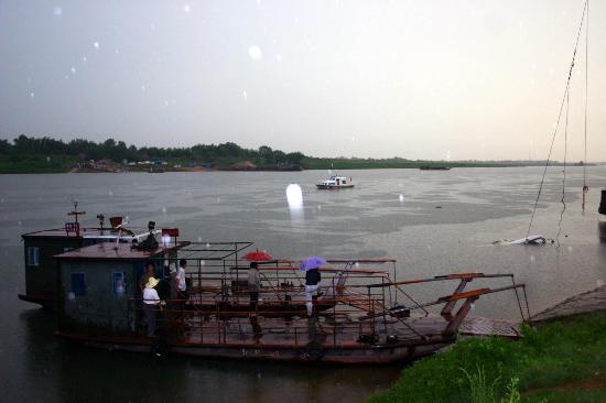 图文:江西余干坠河客车被打捞上岸 已确认9人