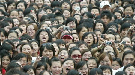 图文:好男儿任乔梁拉票中断 歌迷当场失声痛哭