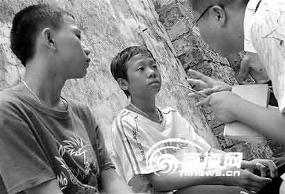 16岁少年为救溺水同伴献身(组图)