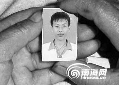 16岁少年为救溺水同伴献身(组图)