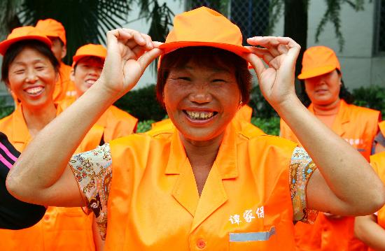 图文:西安村级保洁员上岗(1)