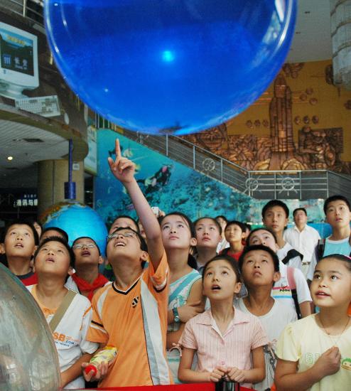 图文:(1)芜湖组织留守儿童科普夏令营