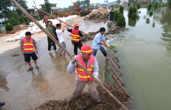 图文:(2)安徽五河500军民协力保104国道畅通