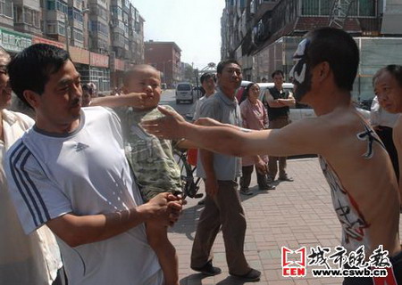 美容院让模特穿泳装上街宣传产品(组图)_新闻