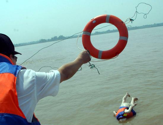 图文:(1)安徽芜湖举行汛期水上搜救演习