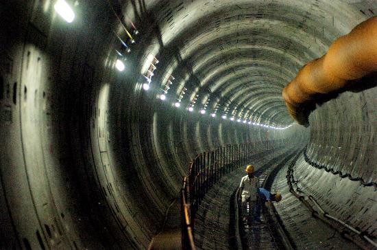 南京地铁区间盾构隧道下穿玄武湖公路隧道施工的关键技术研究