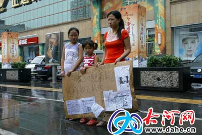 9岁癌症女孩街头摆摊救助患病家人(组图)