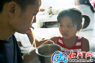 9岁癌症女孩街头摆摊救助患病家人(组图)