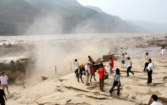 图文:游客在黄河壶口瀑布景区游玩