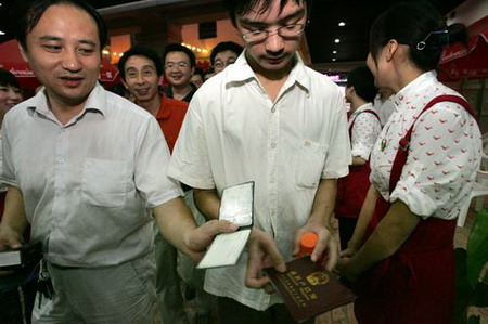 26位张伟齐聚郑州 号召成立全球张伟联谊会(图