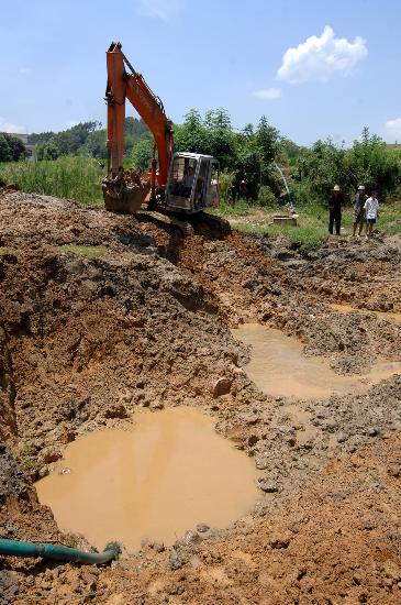 图文:湖南衡阳县:打井挑水抗大旱(2)