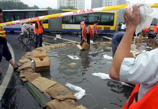图文:工作人员在北京北三环安华桥清除积水