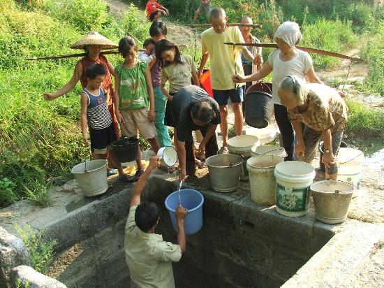 ͼ�ģ������ھ����Ŷ�ȡˮ