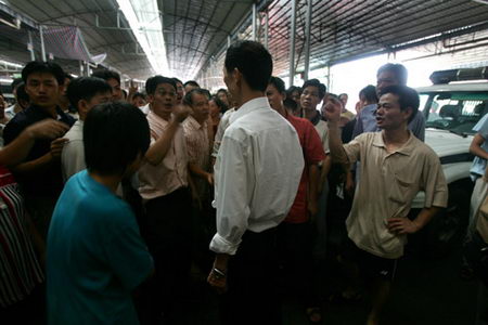 图文:广州天平架水果市场乱收费引发血案