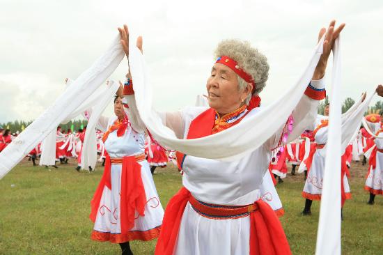 图文:蒙古族农牧民在那达慕上手捧洁白的哈达