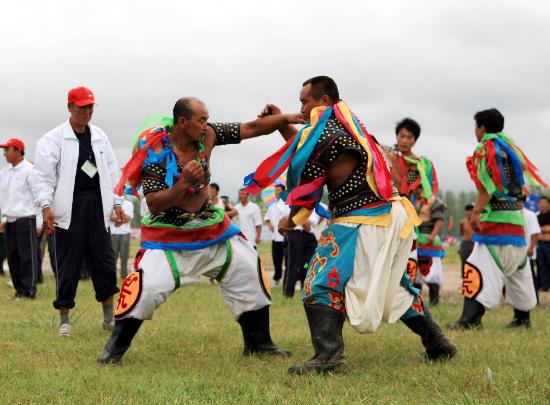 图文:蒙古族农牧民参加搏克比赛