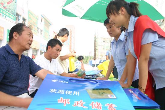 图文:宁夏邮政流动车上门服务三农(1)