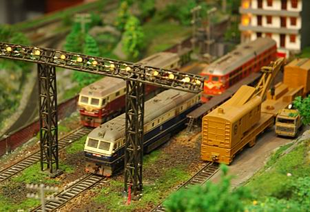 男子用10年花费10万元制作火车沙盘模型(图)