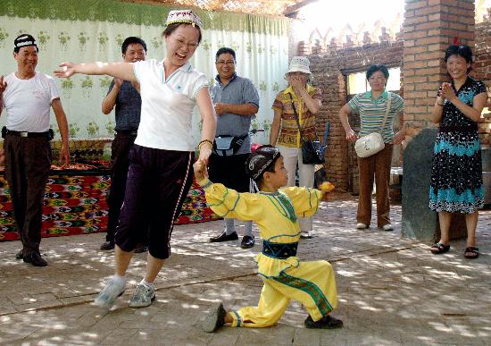 图文:(1)新疆葡萄沟风情醉游人