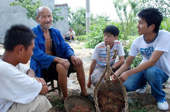 图文:山东枣庄老歌手传唱抗战歌曲