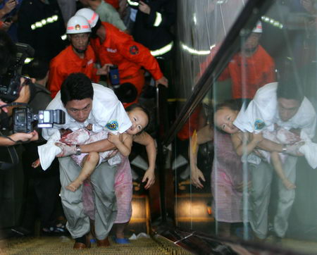 图文:女童右腿被自动扶梯卡住