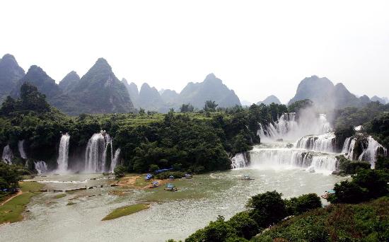 图文:(1)德天瀑布丰水期吸引游客