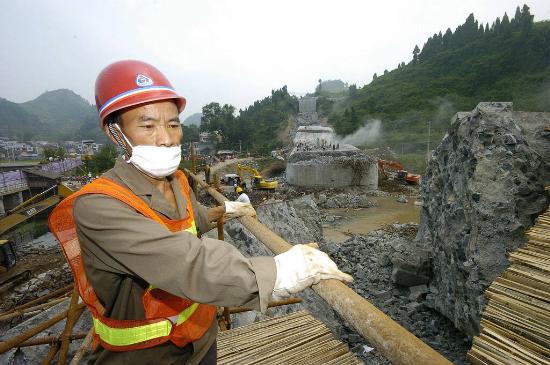 南凤凰县8·13堤溪大桥垮塌特别重大事故救