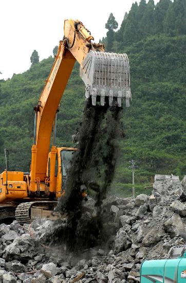 图文:挖掘机清理爆破后的垮塌桥墩