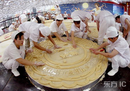 图文:工人制作月饼表皮