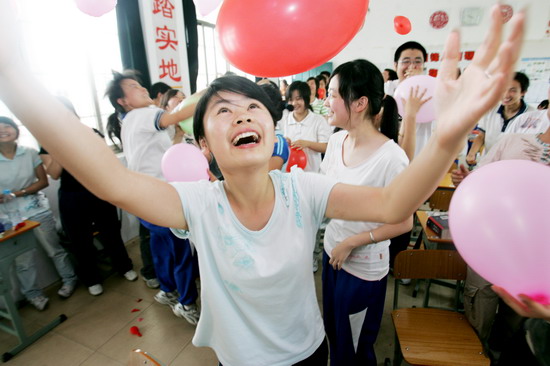 图文:高三学生吹气球释放压力