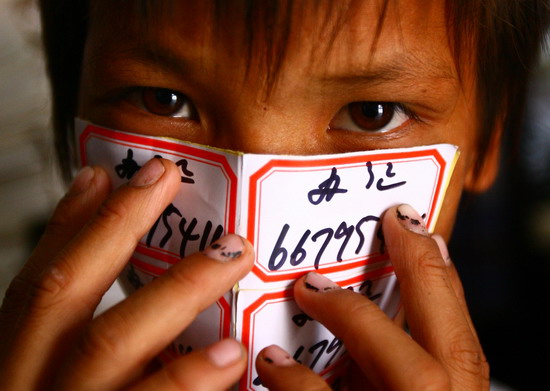 图文:13岁少年贴小广告挣钱找妈妈