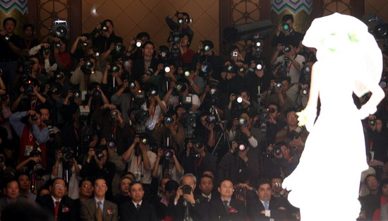 图文:面对T型台的摄影师