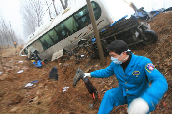 图文:客运大巴与三轮车相撞