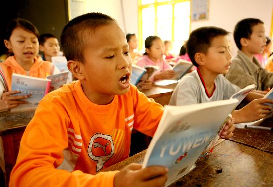 图文:四川华蓥灾区孩子如期开学上课(2)