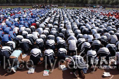 李阳疯狂英语现场学生下跪磕头(组图)