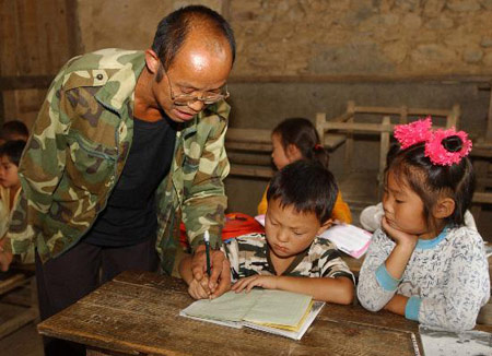 组图:独臂教师在贫困山区坚守30年