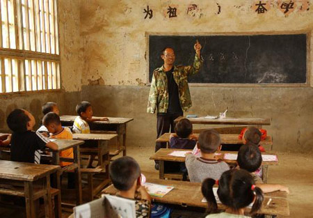 组图:独臂教师在贫困山区坚守30年