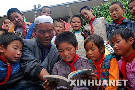 青海省湟中县汉东乡下麻尔村小学48岁的回族教师马复兴在黑板上写下了