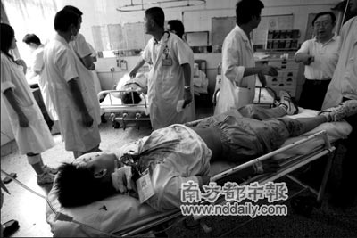 学生在课堂上砍伤6人 行凶后趴在桌上睡觉(图