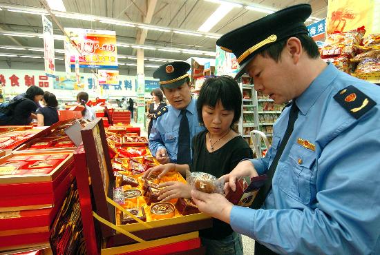 图文:北京工商人员检查节前月饼市场