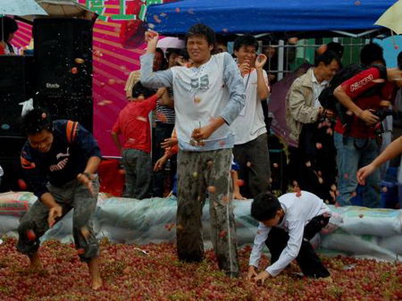 组图：湖南长沙举行葡萄狂欢会