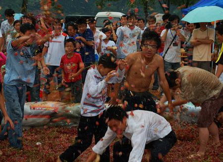 组图：湖南长沙举行葡萄狂欢会