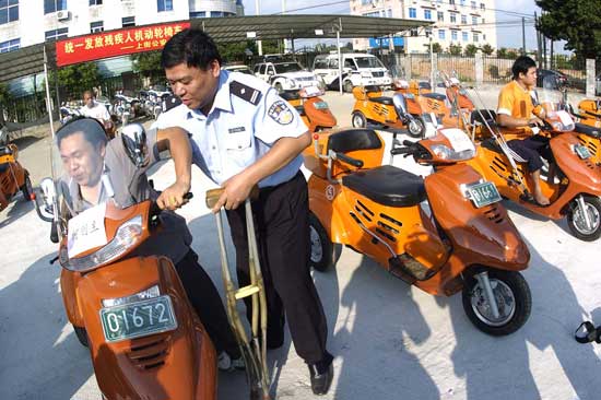 组图：警察为非法营运残疾人送代步车