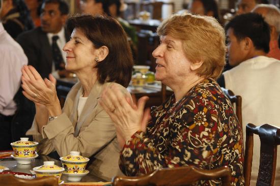 图文:首届国际品茗会在北京老舍茶馆举行(3)